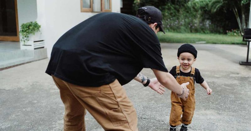2-year-old adorably hugs the pizza delivery guy unaware that he'd just lost his daughter
